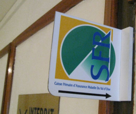 Totem intérieur galbé en alu pour un centre d'action sociale