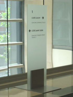 Sign-Capitale Signalétique externe décor des vitres et enseigne sur fronton