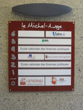 plaque pour logos sociétés dans le hall