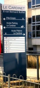 Totem plat en alu laqué pour bâtiment tertiaire