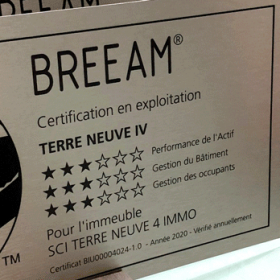 plaque de signalétique certification bâtiment durable Breeam